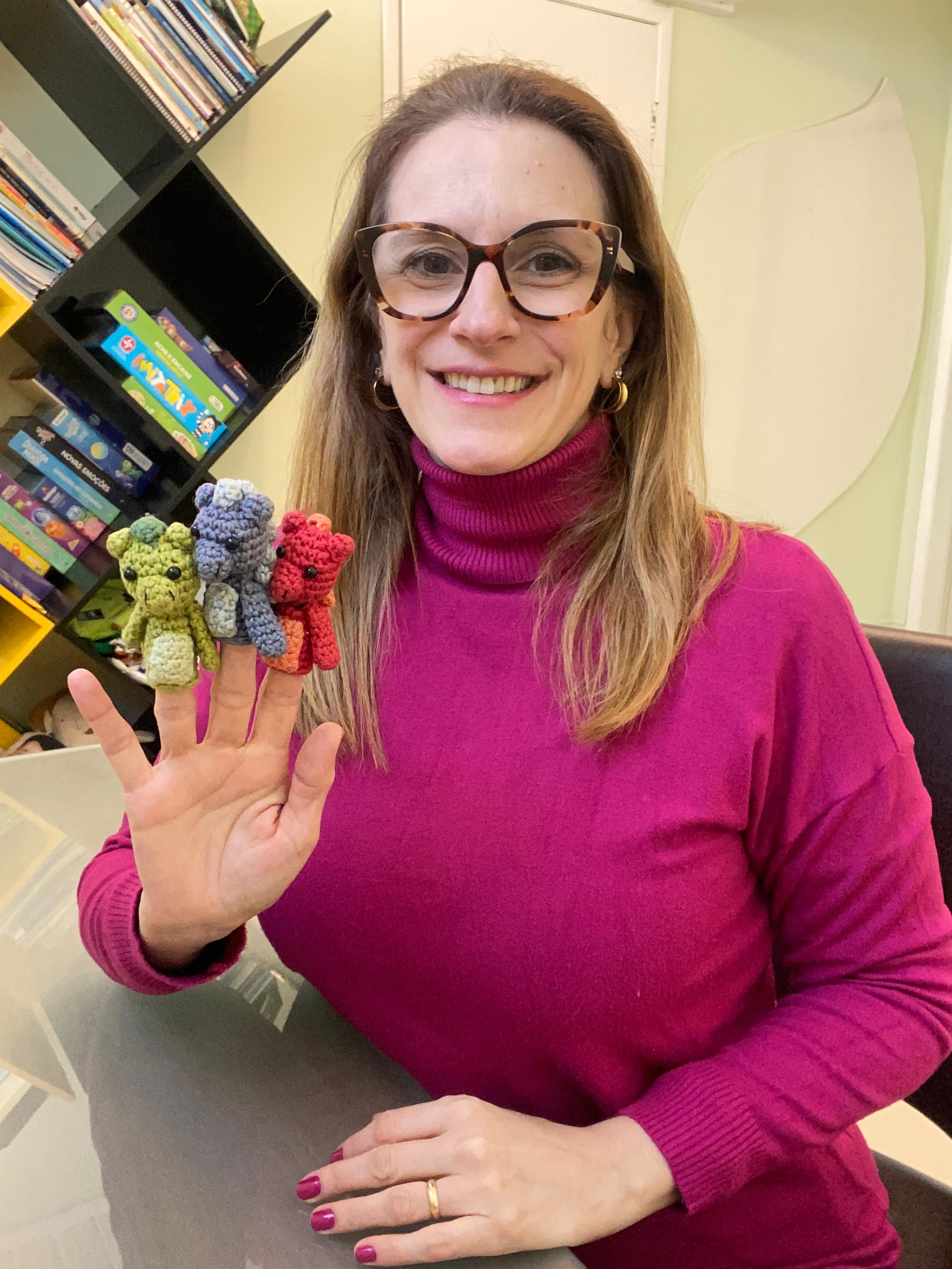 Raquel Lhullier com dedoches de ursinhos coloridos